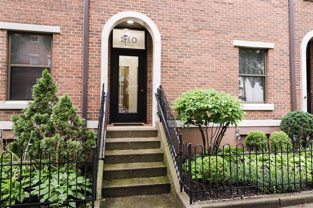 Entrance for 210 2nd St, B Covington, KY 41011