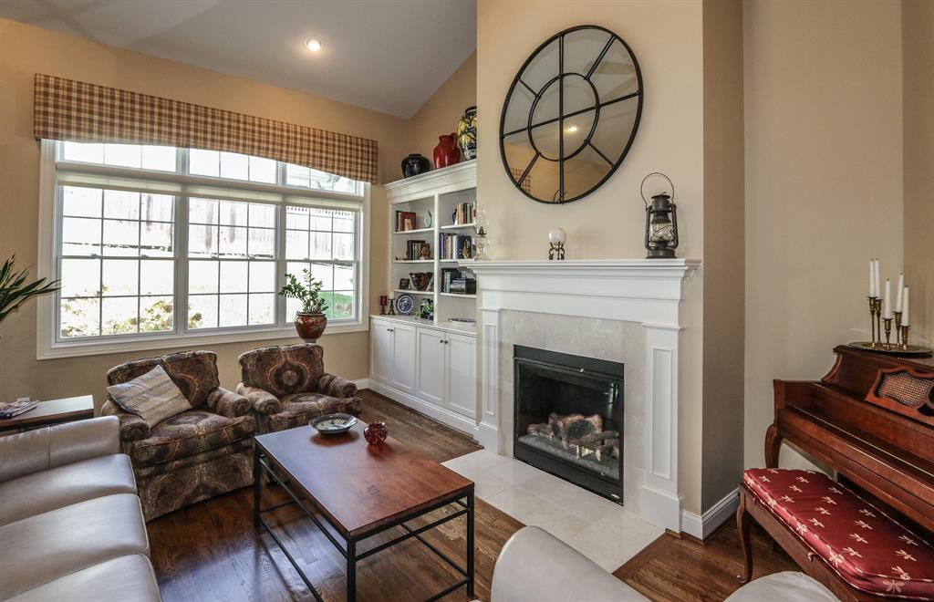 Living Room for 2 Bradford Place Dr Madeira, OH 45243