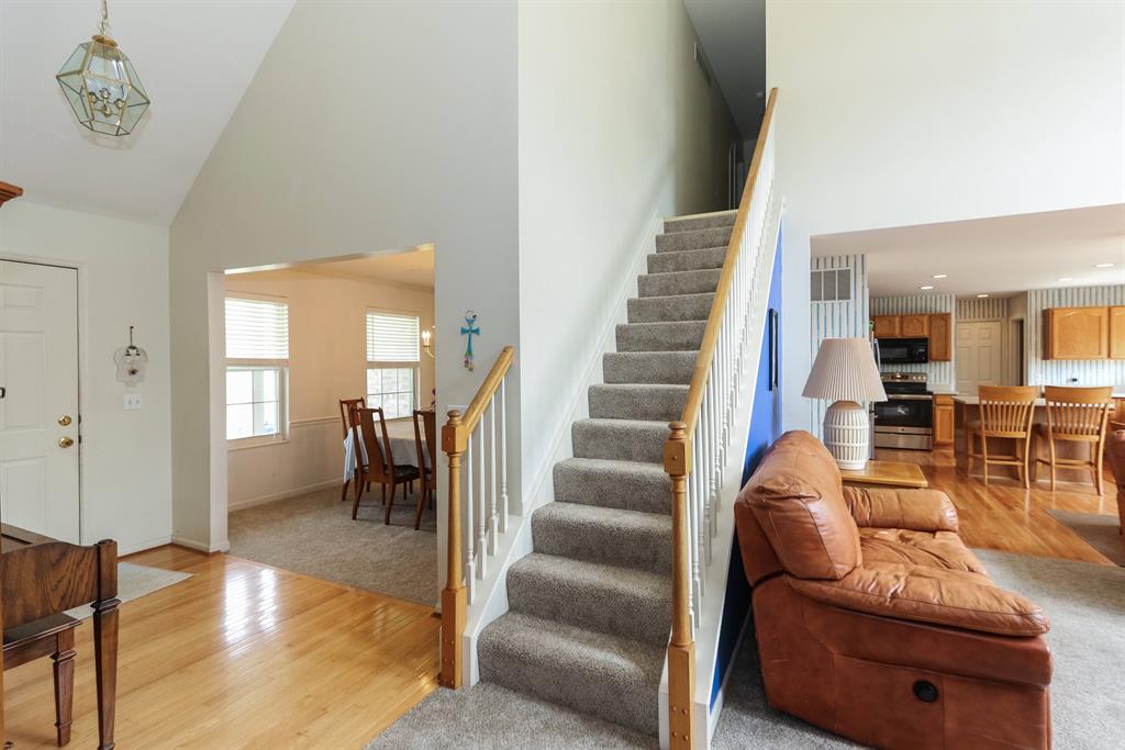 Foyer for 102 Paddle Wheel Dr New Richmond, OH 45157