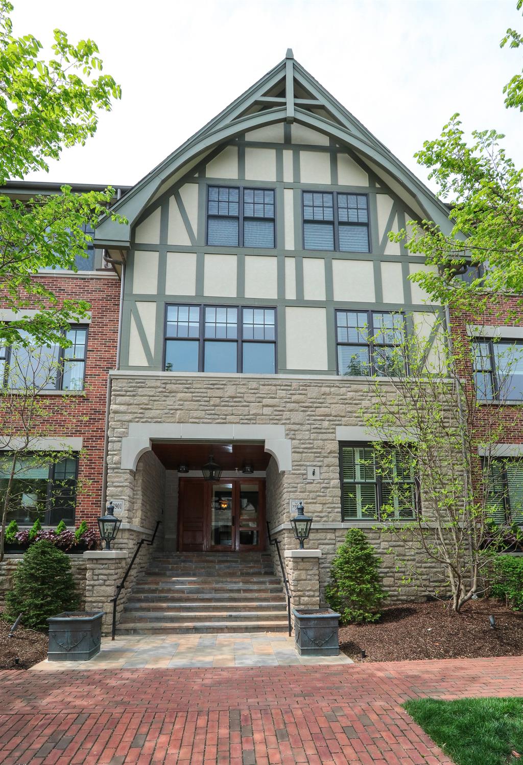 Entrance for 3901 West St, 104 Mariemont, OH 45227
