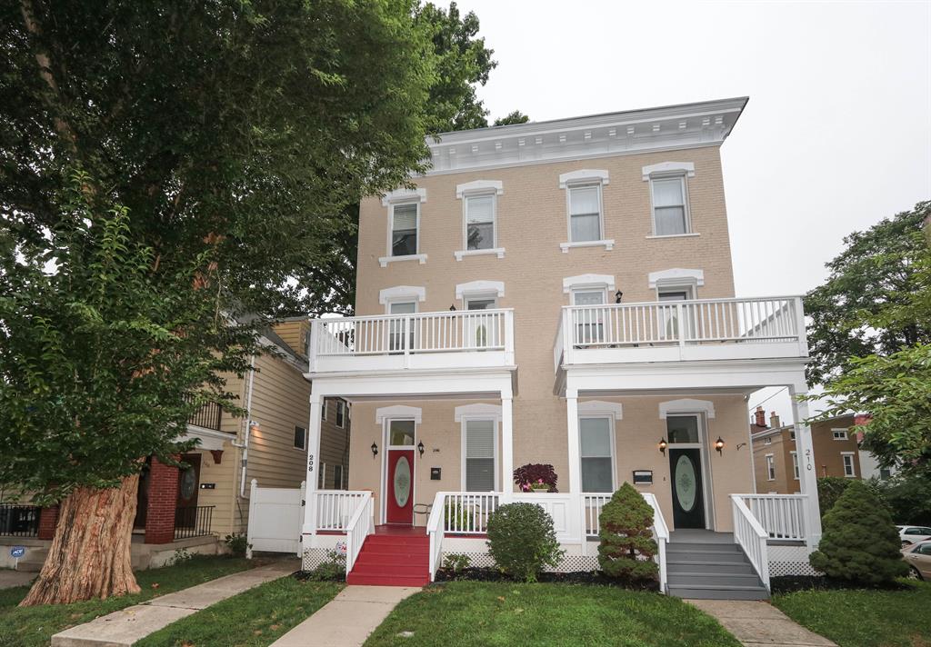 208 Oak St