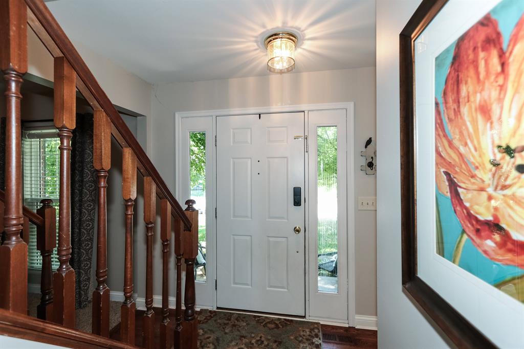Foyer for 2064 Lakelyn Ct Crescent Springs, KY 41017