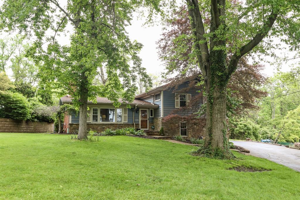220 Compton Ridge Wyoming, OH