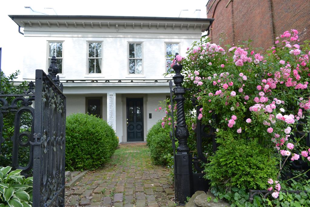 16 Front St