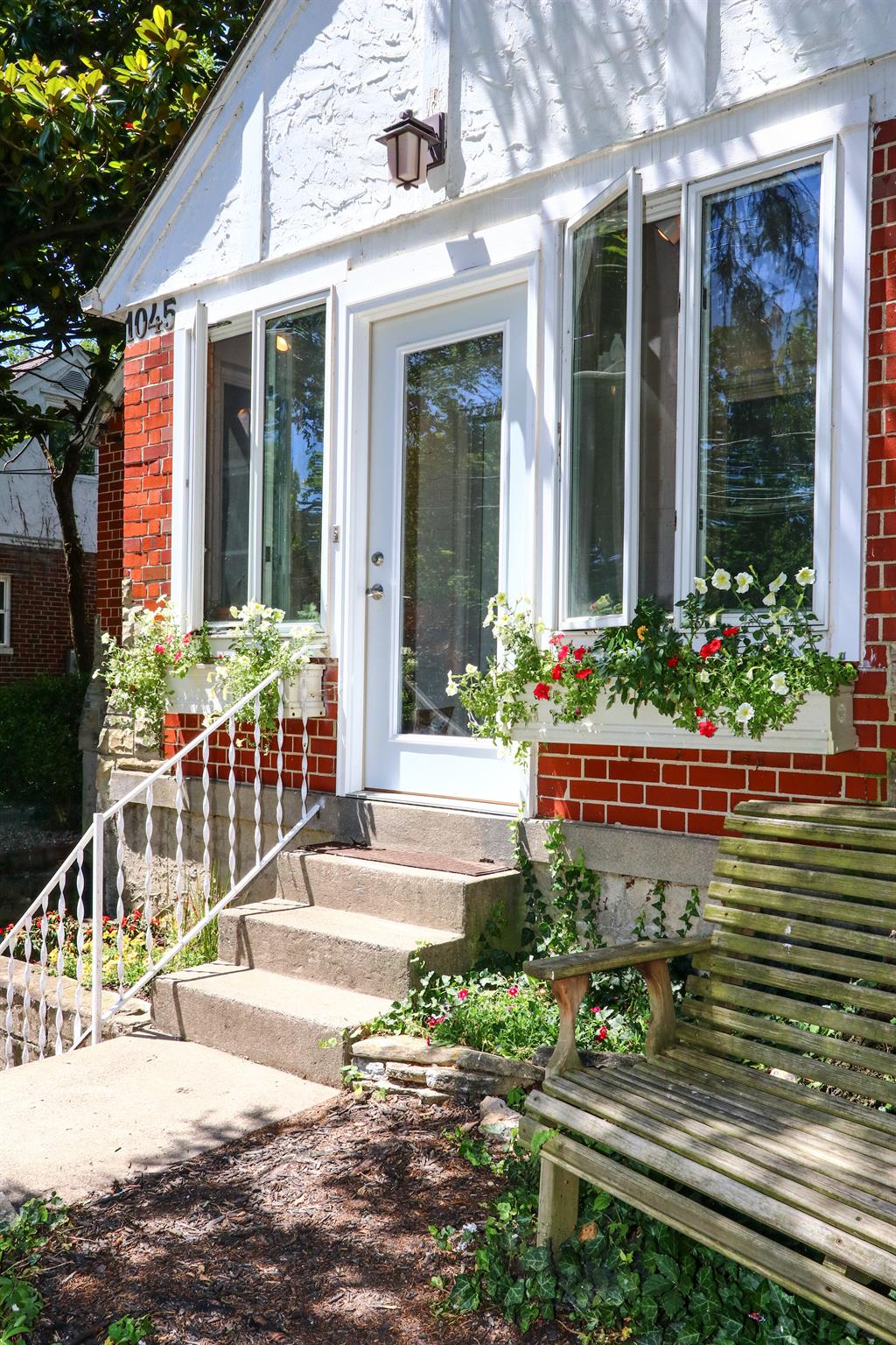 Entrance for 1045 Oak Ave Wyoming, OH 45215