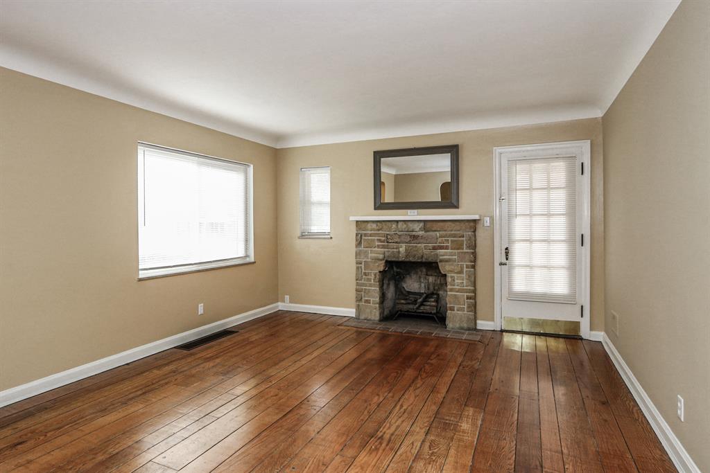 Living Room for 1712 Stoneybrook Dr Roselawn, OH 45237