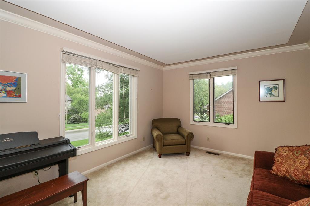 Living Room for 9446 Oakhurst Ct Blue Ash, OH 45241