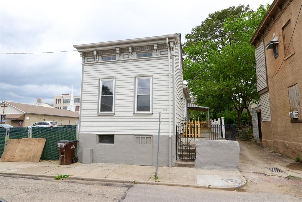 637 Roberts St