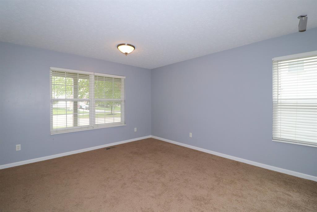 Living Room for 753 Oak Forest Dr Hamilton Township, OH 45152