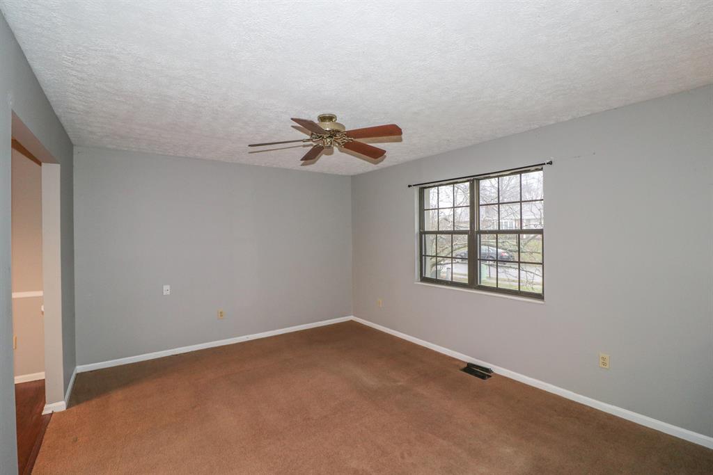 Living Room for 755 Meadow Wood Dr Villa Hills, KY 41017