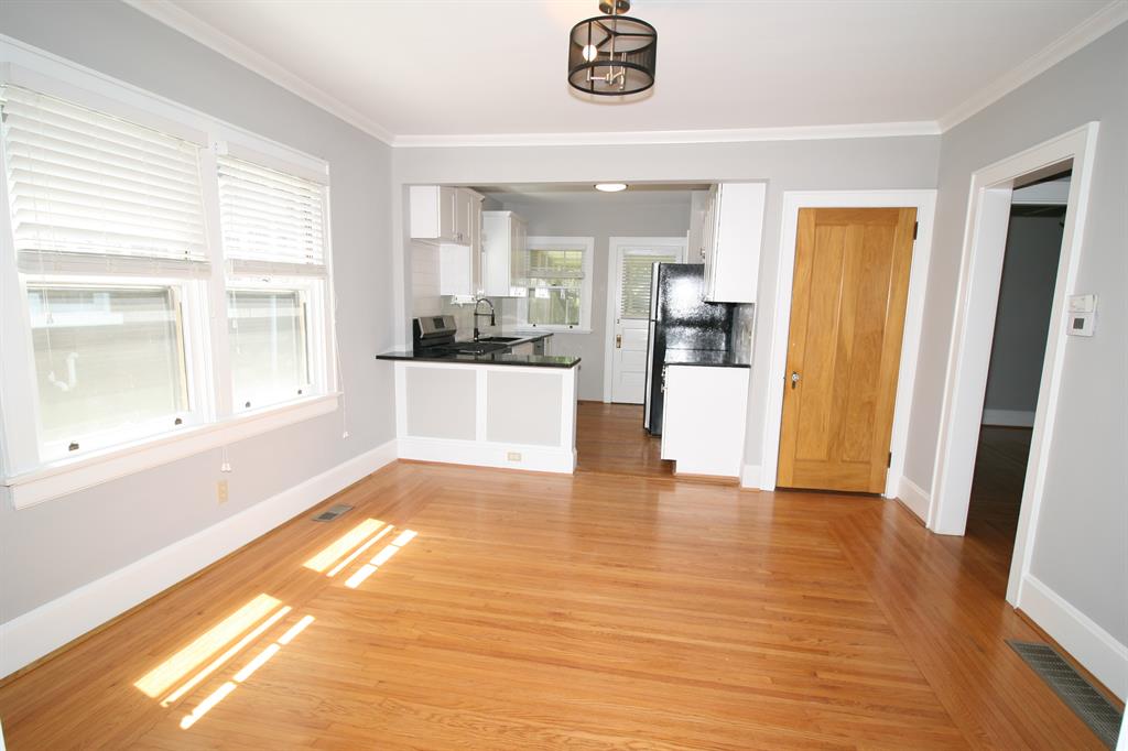 dining for 3331 Claramont Ave Oakley, OH 45209