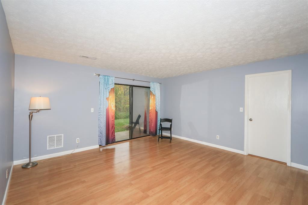 Living Room for 20 Woodland Hills Dr, 4 Southgate, KY 41071