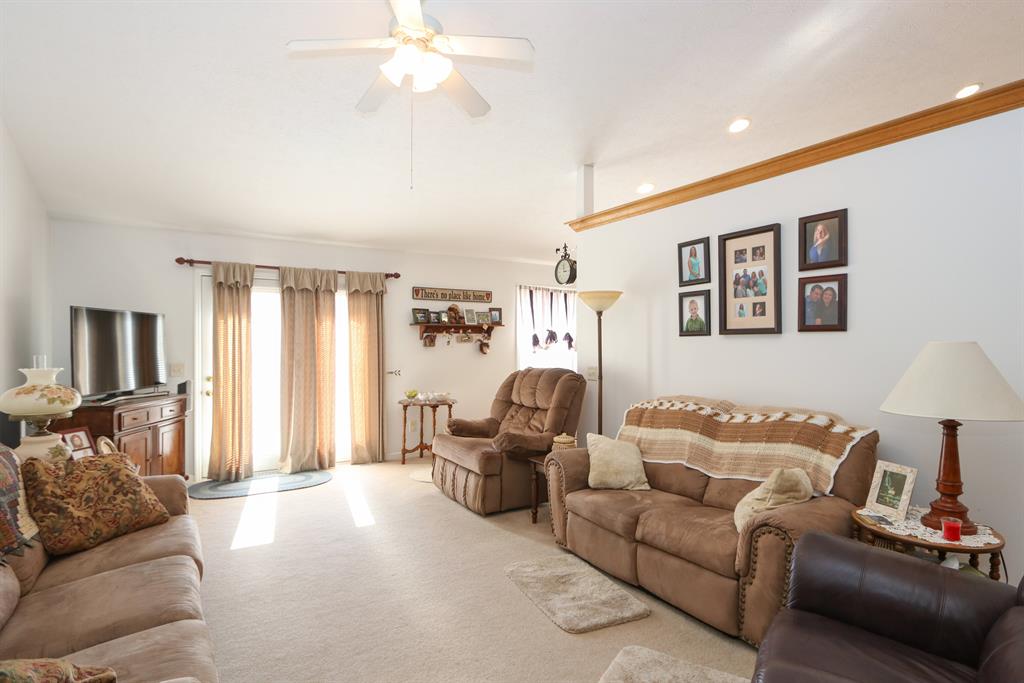 Living Room for 400 Harpwood Dr Franklin, OH 45005