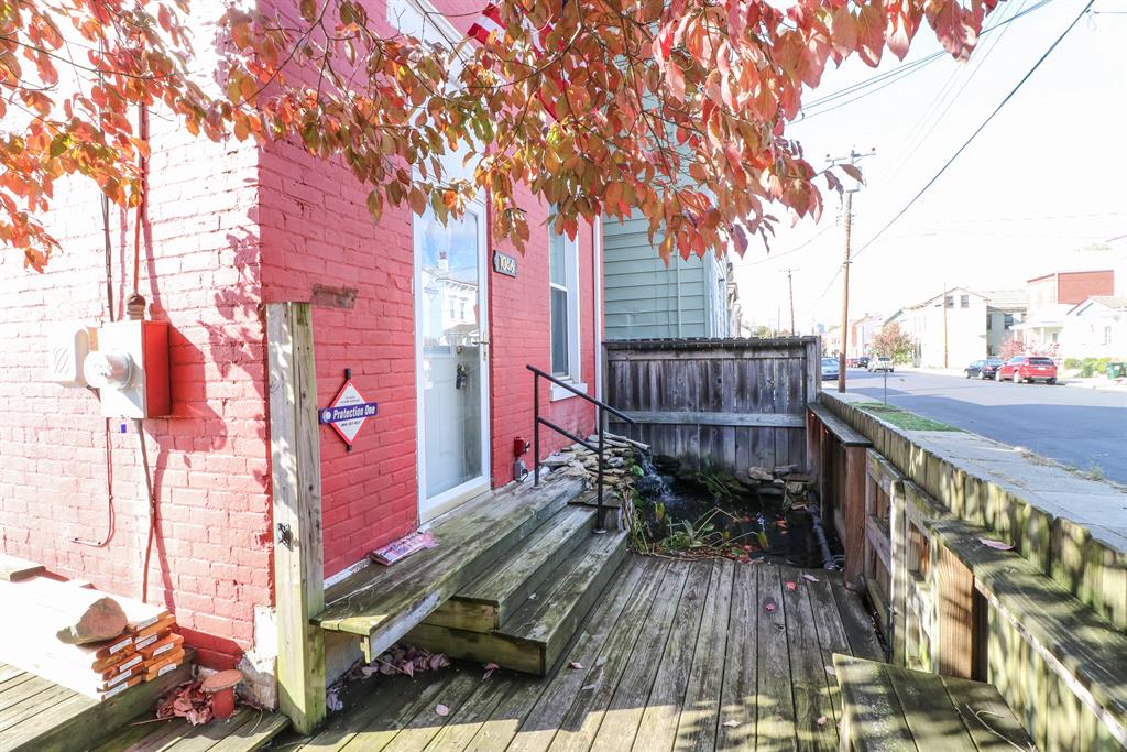 Entrance for 1046 Washington Ave Newport, KY 41071