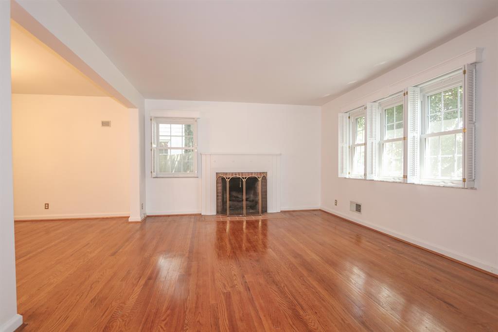 Living Room for 6804 Hammerstone Wy Mariemont, OH 45227