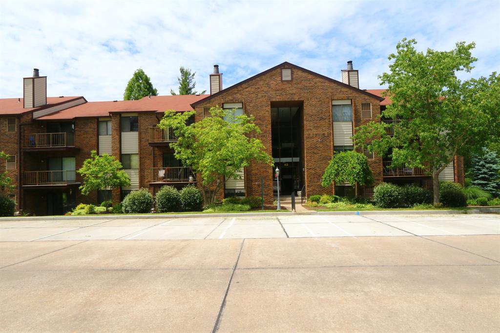42 Woodland Hills Dr, 1