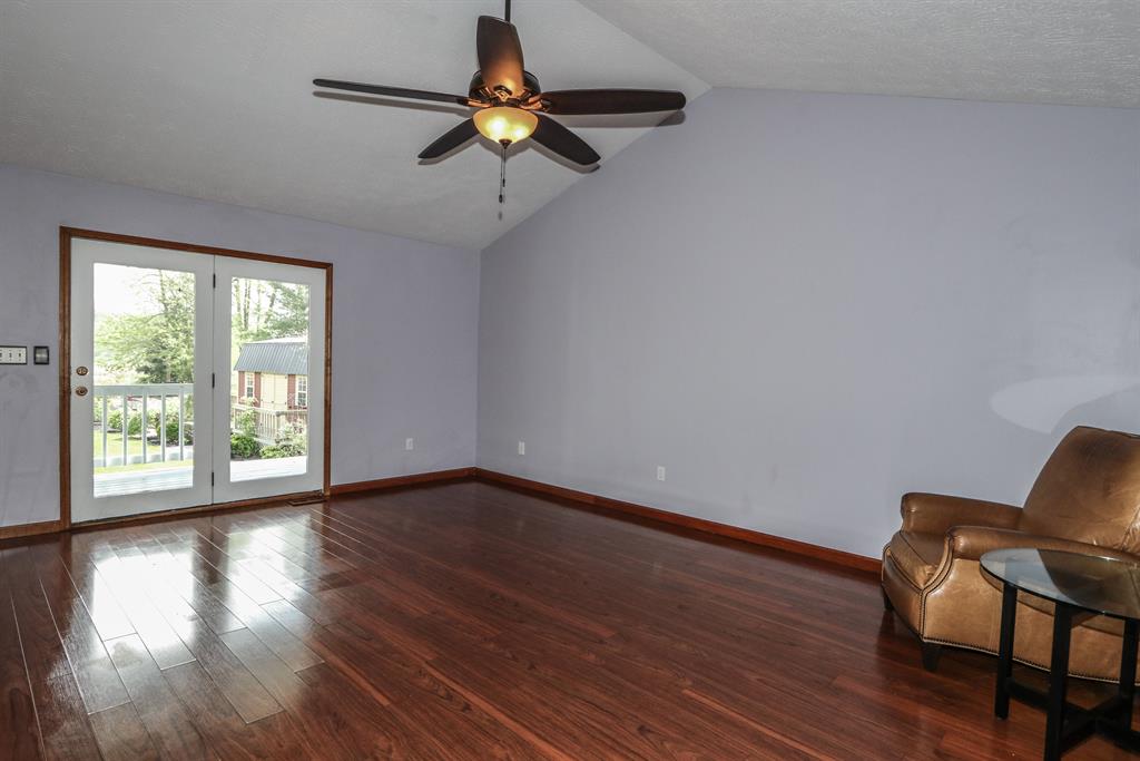 Living Room for 1047 Brunswick Dr Lake Lorelei, OH 45118