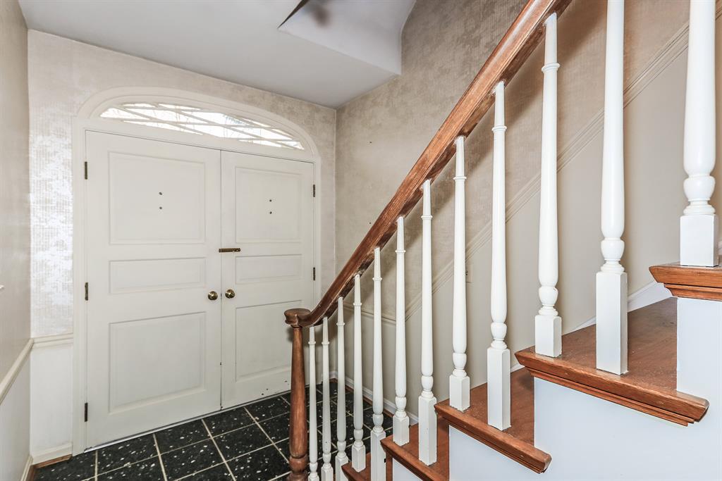 Foyer for 1946 Susan Ln Fort Mitchell, KY 41011