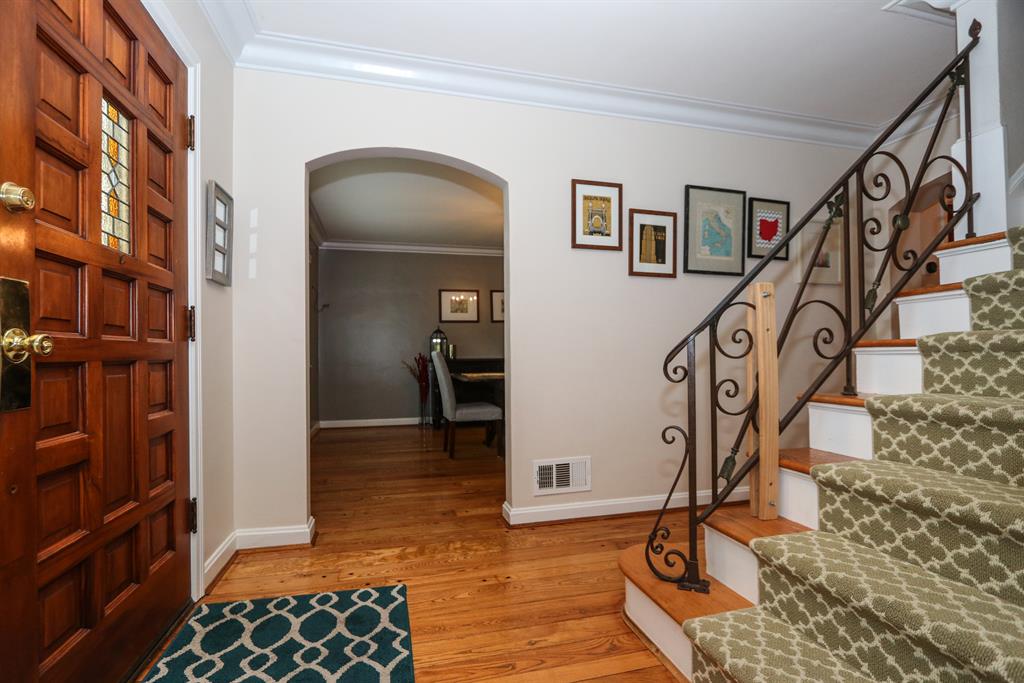 Foyer for 454 Oliver Rd Wyoming, OH 45215