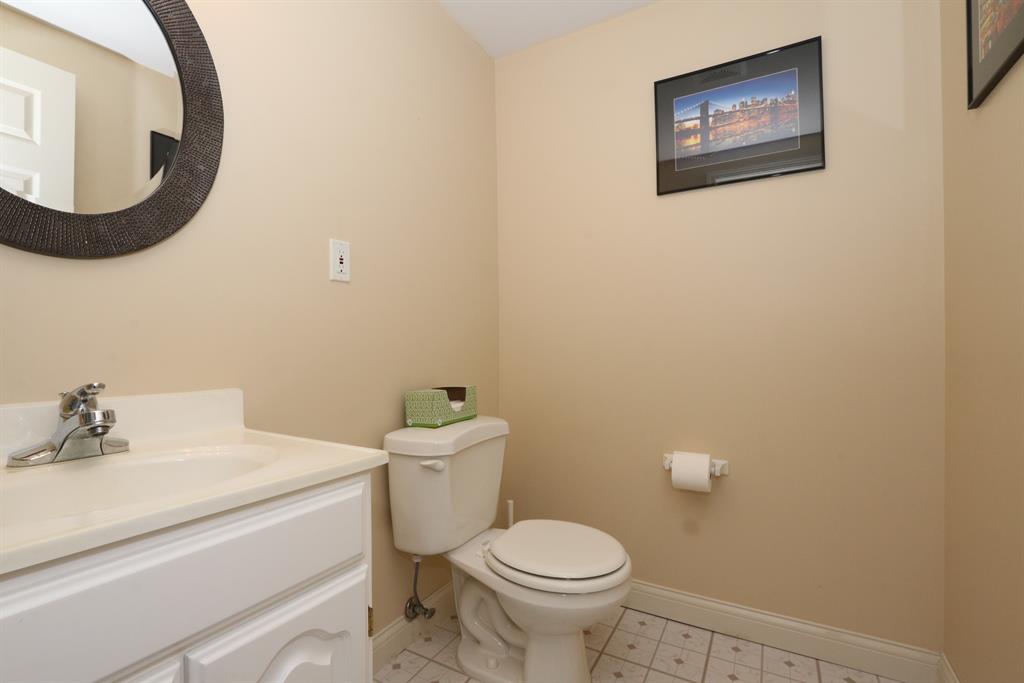 Powder Room for 681 Meadow Wood Dr Crescent Springs, KY 41017