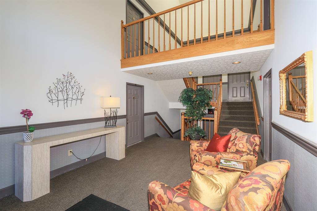 Lobby for 309 Keeneland Dr Fort Thomas, KY 41075