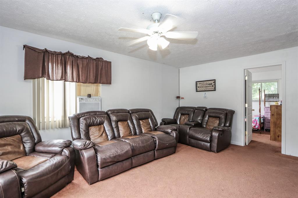 Living Room for 433 N Wright Ave Dayton, OH 45403