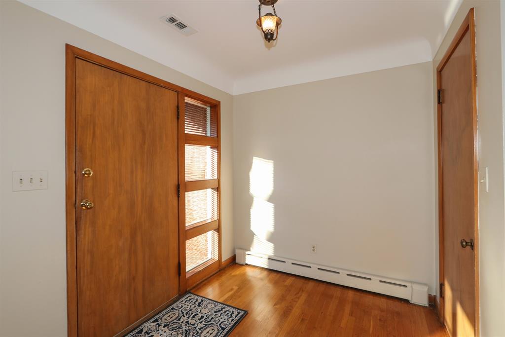 Foyer for 834 Finney Trl Finneytown, OH 45224