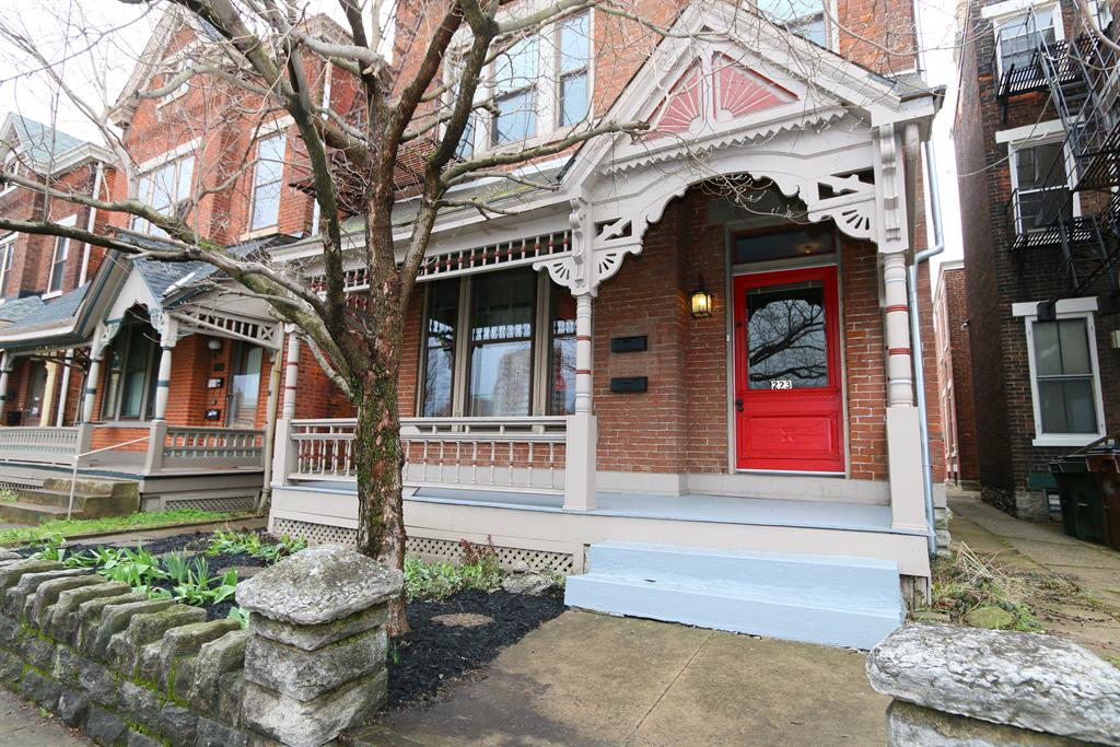 223 W 4th St