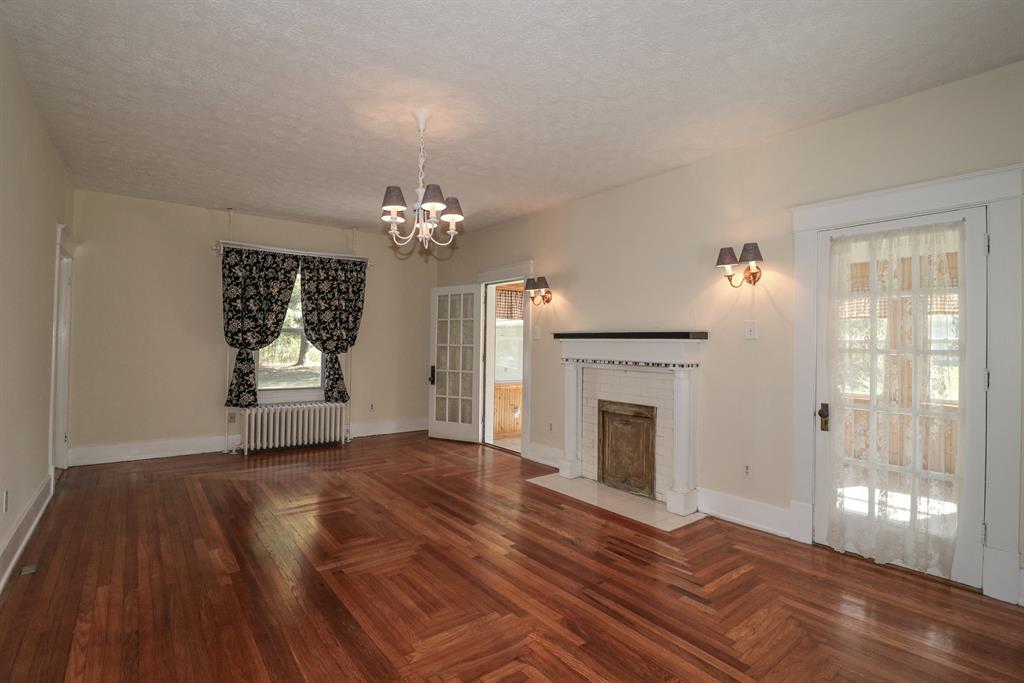 Living Room for 704 N Main St Williamstown, KY 41097
