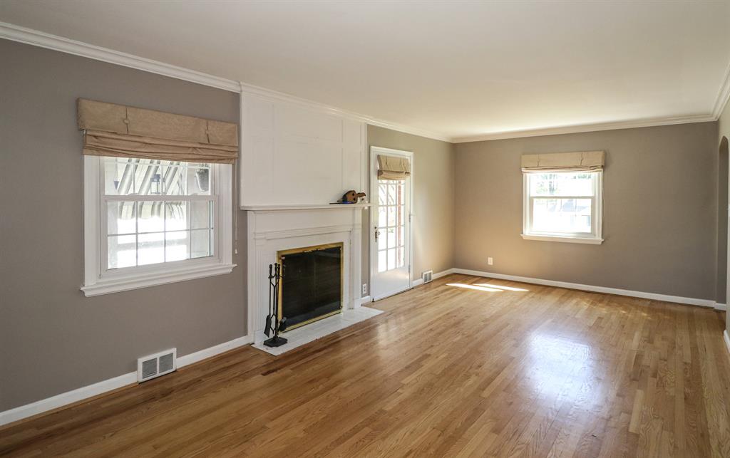 Living Room for 4372 Grinnell Dr Kenwood, OH 45236