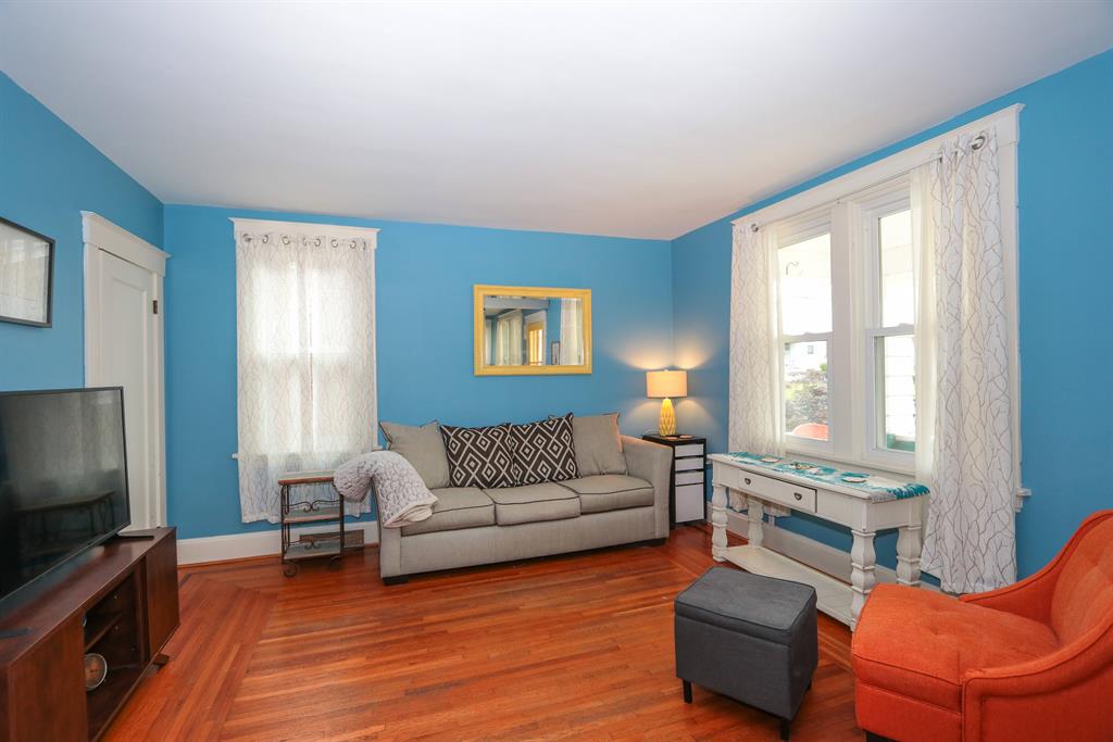Living Room for 121 Center St Southgate, KY 41071