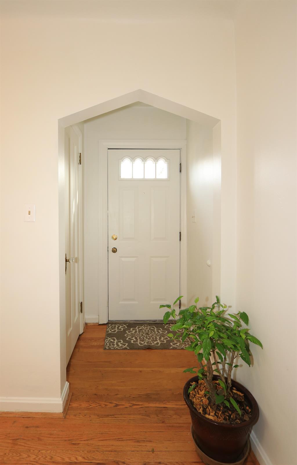 Foyer for 167 S Grove Ave Wyoming, OH 45215