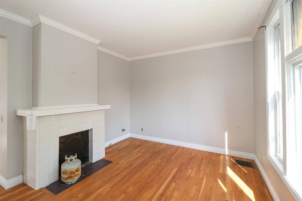 Living Room image 2 for 201 Evergreen Southgate, KY 41071