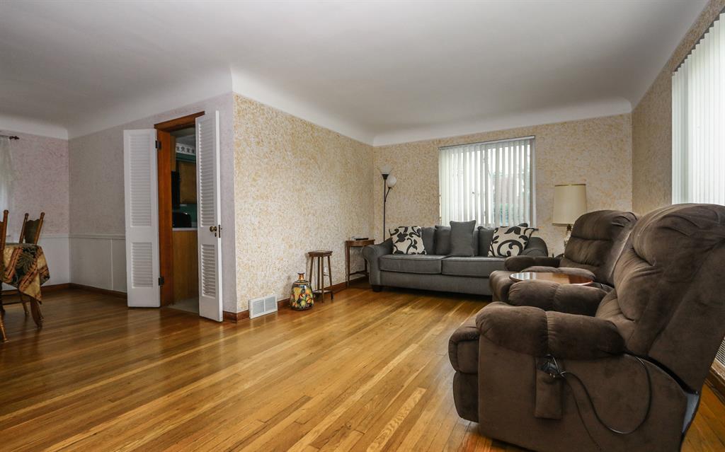 Living Room for 11500 Hickory St Springdale, OH 45246