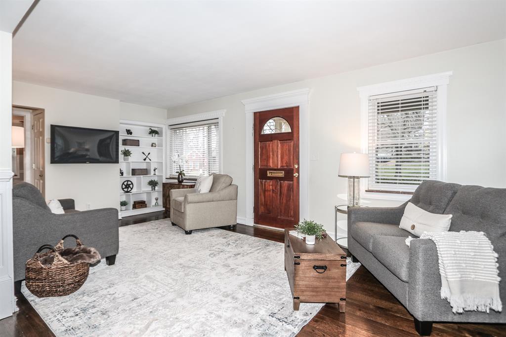 Living Room for 6981 Bramble Hill Dr Mariemont, OH 45227