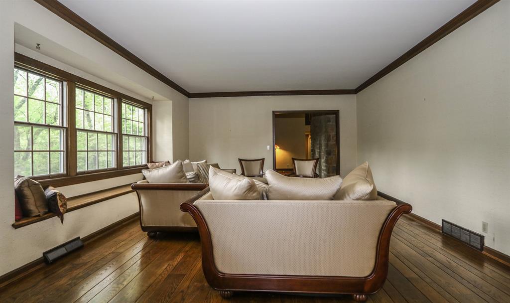 Living Room for 2 Ault Ln Glendale, OH 45246