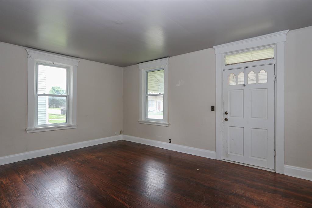 Living Room for 412 N Main St Seven Mile, OH 45062