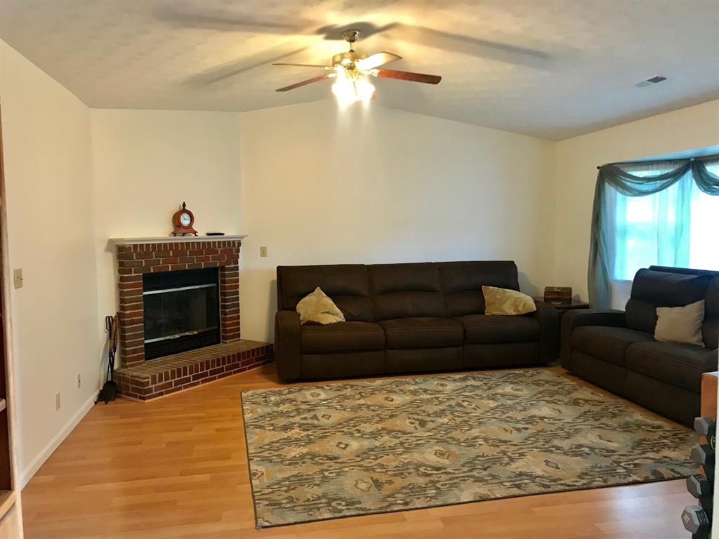 Living Room for 122 Amber Wy Williamsburg, OH 45176