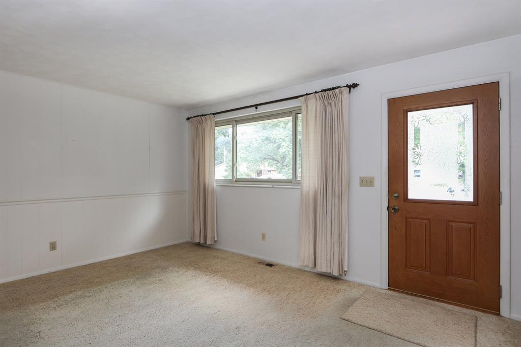 Living Room for 38 Beckford Dr Greenhills, OH 45218