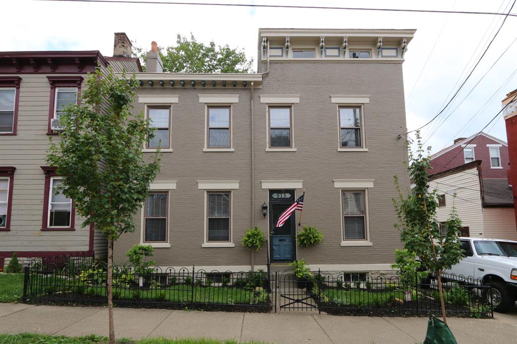 513 W 8th St