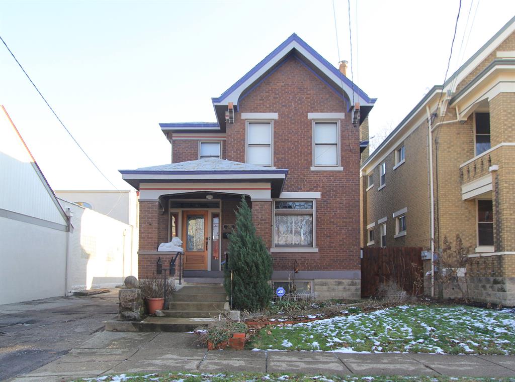 320 E 4th St