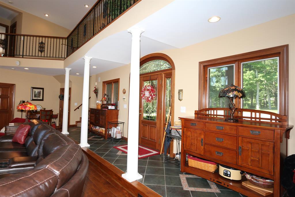 Foyer for 10187 Cherokee Ln Aurora, IN 47001