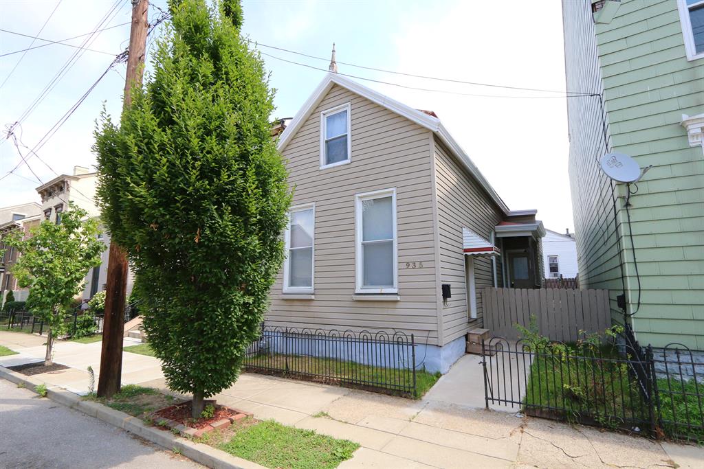 935 Hamlet St