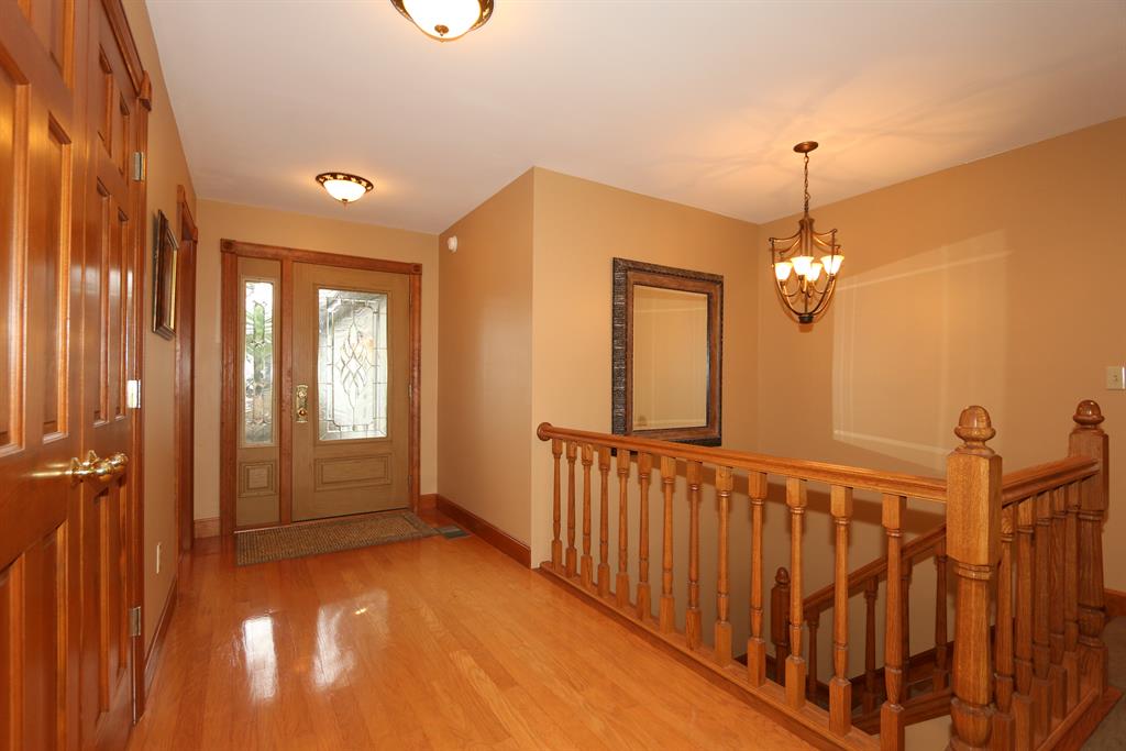 Foyer for 600 Lorelei Dr Lake Lorelei, OH 45118