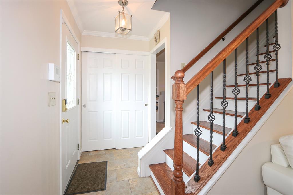 Foyer for 8489 Foxcroft Dr Finneytown, OH 45231