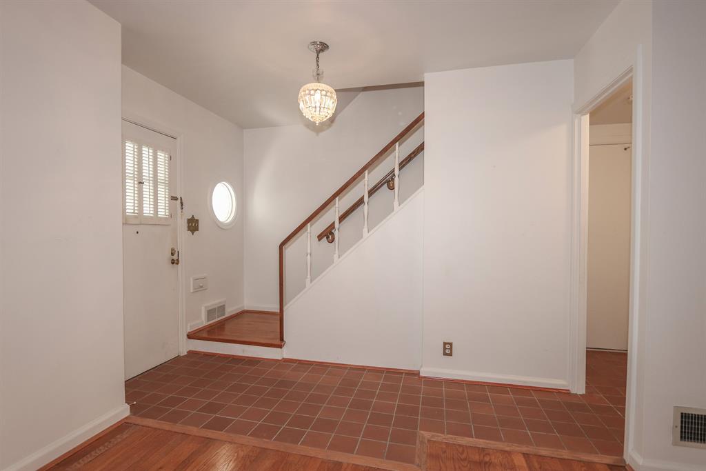 Foyer for 6804 Hammerstone Wy Mariemont, OH 45227