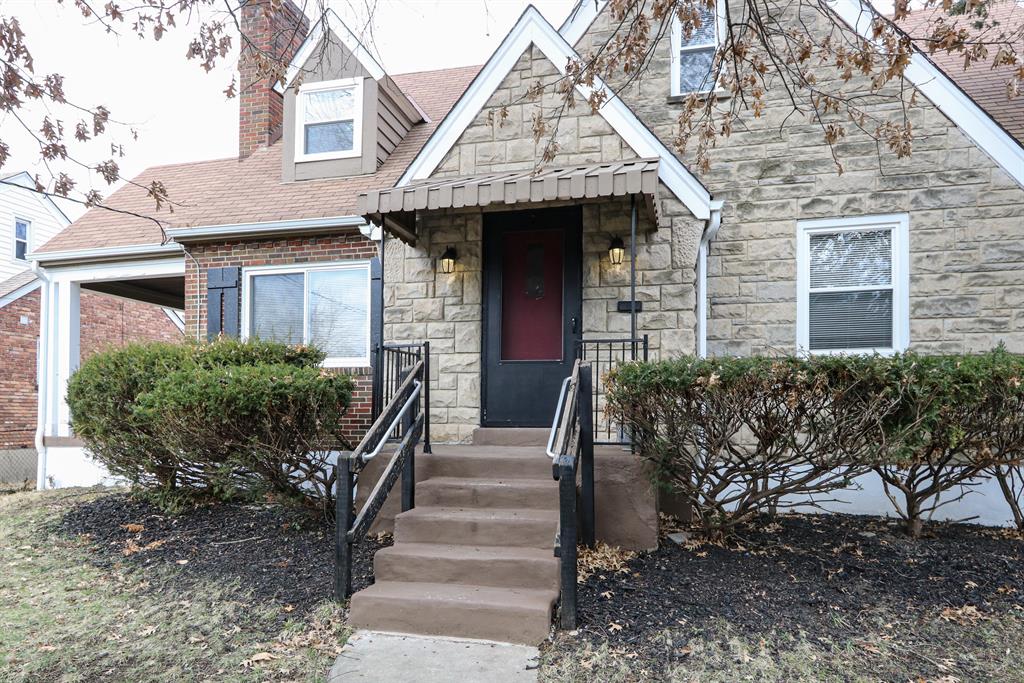 Entrance for 1712 Stoneybrook Dr Roselawn, OH 45237