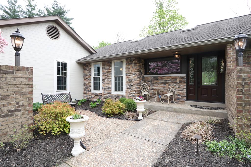 Courtyard for 28 Linden Hill Ct, A Crescent Springs, KY 41017