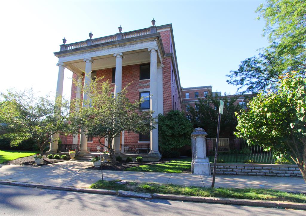 323 E 2nd St, 202