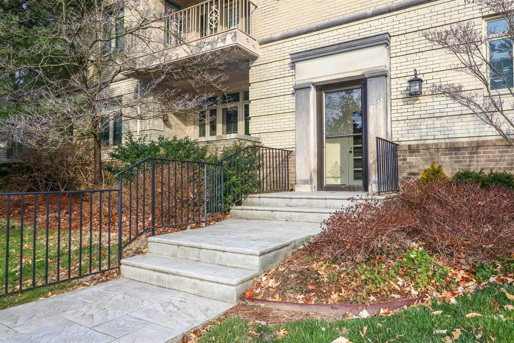 Entrance for 2380 Madison Rd, E3B Hyde Park, OH 45208